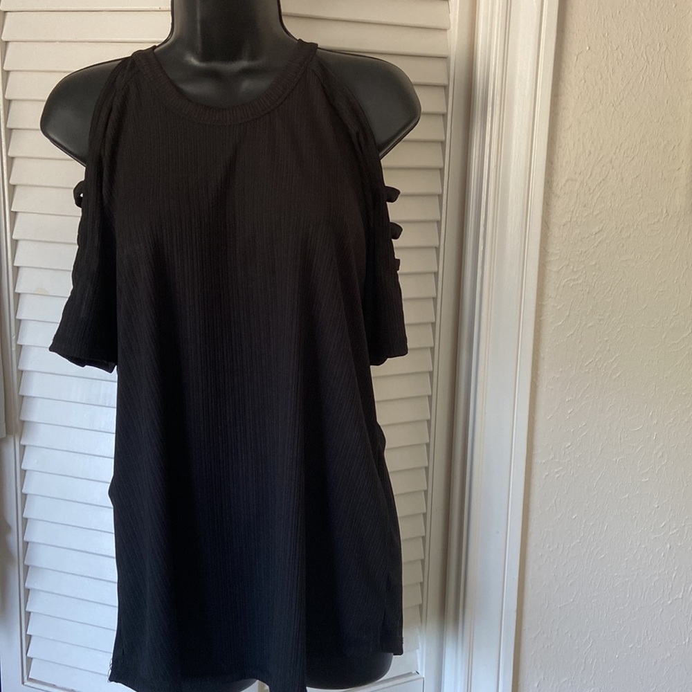 Stylish peek-a-boo top.  Ladies. Black. Size 1x